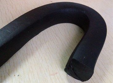 China Sola capa externa echada a un lado de la materia prima del pegamento PE de la cinta negra de la goma butílica proveedor